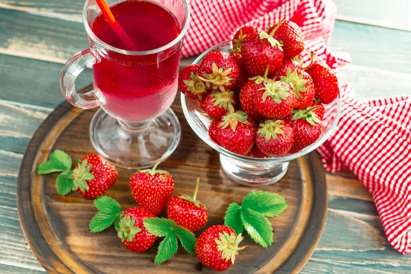 Süße Erdbeeren Und Gesunde Vollwertige Lebensmittel Zusammensetzung Auf Dem Tisch — Stockfoto