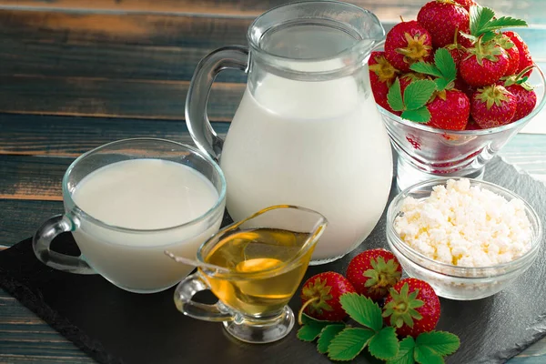 Süße Erdbeeren Und Gesunde Vollwertige Lebensmittel Zusammensetzung Auf Dem Tisch — Stockfoto