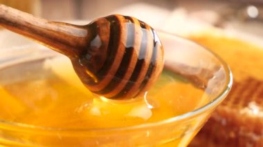 Tahta bir bal çubuğu bal topraklarında yavaşça döner..