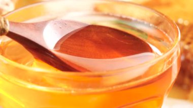 Tahta bir bal çubuğu bal topraklarında yavaşça döner..