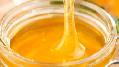 Tahta bir bal çubuğu bal topraklarında yavaşça döner..