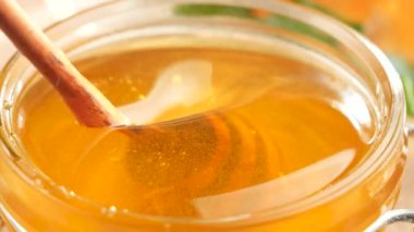 Tahta bir bal çubuğu bal topraklarında yavaşça döner..