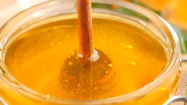 Tahta bir bal çubuğu bal topraklarında yavaşça döner..