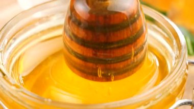 Tahta bir bal çubuğu bal topraklarında yavaşça döner..