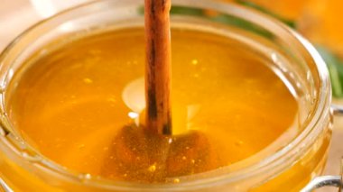 Tahta bir bal çubuğu bal topraklarında yavaşça döner..