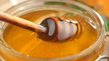 Tahta bir bal çubuğu bal topraklarında yavaşça döner..