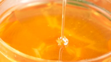 Tahta bir bal çubuğu bal topraklarında yavaşça döner..