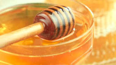 Tahta bir bal çubuğu bal topraklarında yavaşça döner..