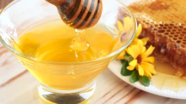 Tahta bir bal çubuğu bal topraklarında yavaşça döner..