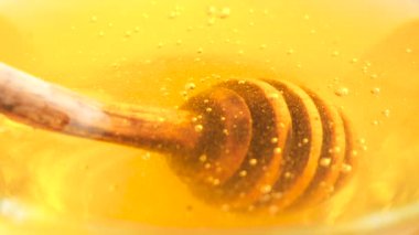 Tahta bir bal çubuğu bal topraklarında yavaşça döner..