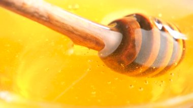 Tahta bir bal çubuğu bal topraklarında yavaşça döner..