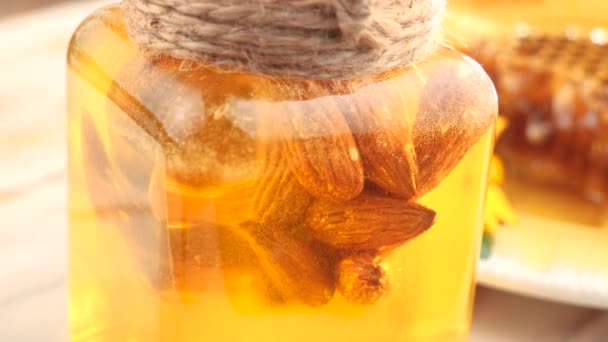 Miód Pszczeli Powoli Płynie Cienkim Strumieniu Miód — Wideo stockowe