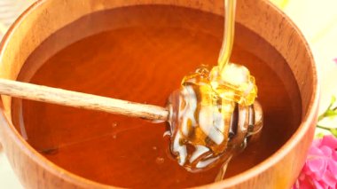 Tahta bir bal çubuğu bal topraklarında yavaşça döner..