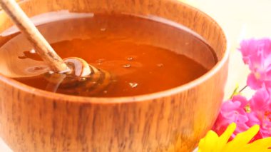 Tahta bir bal çubuğu bal topraklarında yavaşça döner..