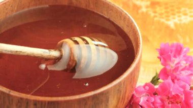 Tahta bir bal çubuğu bal topraklarında yavaşça döner..