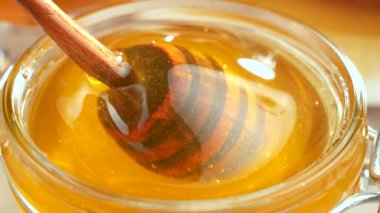 Tahta bir bal çubuğu bal topraklarında yavaşça döner..