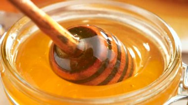 Tahta bir bal çubuğu bal topraklarında yavaşça döner..