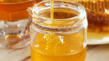 Arı balı, yavaşça ince bir derede bala doğru akar.