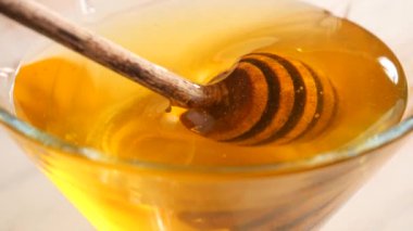 Tahta bir bal çubuğu bal topraklarında yavaşça döner..