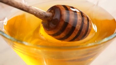 Tahta bir bal çubuğu bal topraklarında yavaşça döner..