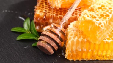 Tahta bir bal çubuğu bal topraklarında yavaşça döner..