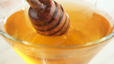 Tahta bir bal çubuğu bal topraklarında yavaşça döner..