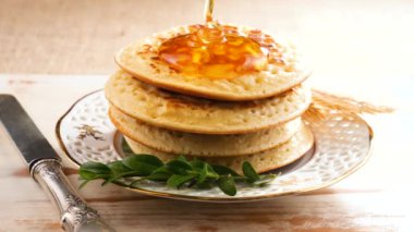 İnce bir derede bal, yavaşça gözlemelerden aşağı akar.