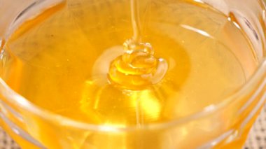 Arı balı, yavaşça ince bir derede bala doğru akar.