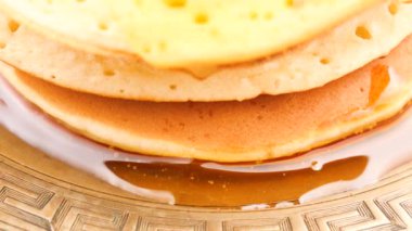 İnce bir derede bal, yavaşça gözlemelerden aşağı akar.