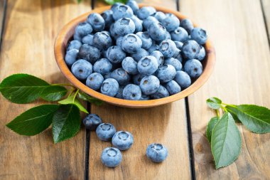 Böğürtlen ve krep, eski bir arka planda.