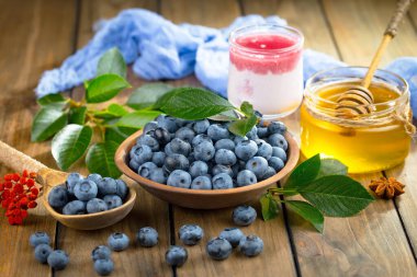 Böğürtlen ve krep, eski bir arka planda.