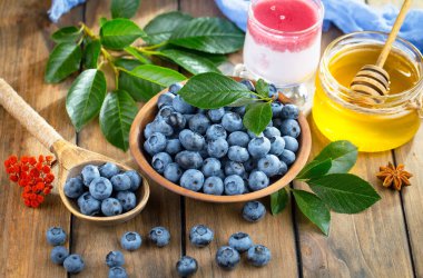 Böğürtlen ve krep, eski bir arka planda.