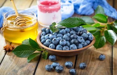 Böğürtlen ve krep, eski bir arka planda.