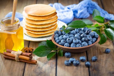 Böğürtlen ve krep, eski bir arka planda.