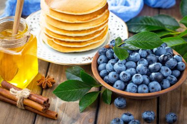 Böğürtlen ve krep, eski bir arka planda.