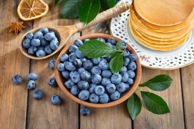 Böğürtlen ve krep, eski bir arka planda.