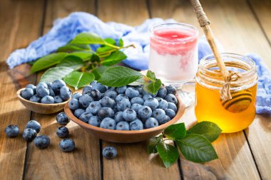 Böğürtlen ve krep, eski bir arka planda.