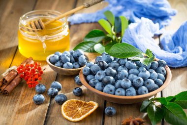 Böğürtlen ve krep, eski bir arka planda.