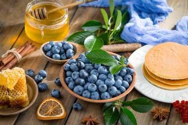 Böğürtlen ve krep, eski bir arka planda.