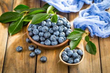 Böğürtlen ve krep, eski bir arka planda.