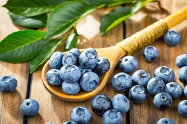 Böğürtlen ve krep, eski bir arka planda.