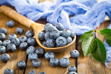 Böğürtlen ve krep, eski bir arka planda.