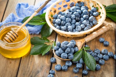 Böğürtlen ve krep, eski bir arka planda.