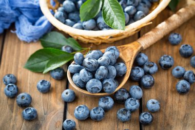 Böğürtlen ve krep, eski bir arka planda.