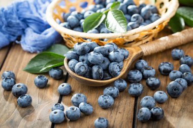 Böğürtlen ve krep, eski bir arka planda.