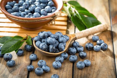 Böğürtlen ve krep, eski bir arka planda.