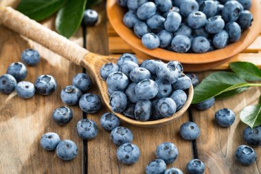 Böğürtlen ve krep, eski bir arka planda.