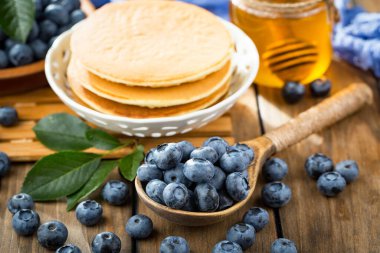 Böğürtlen ve krep, eski bir arka planda.