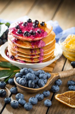 Böğürtlen ve krep, eski bir arka planda.