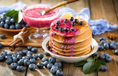 Böğürtlen ve krep, eski bir arka planda.